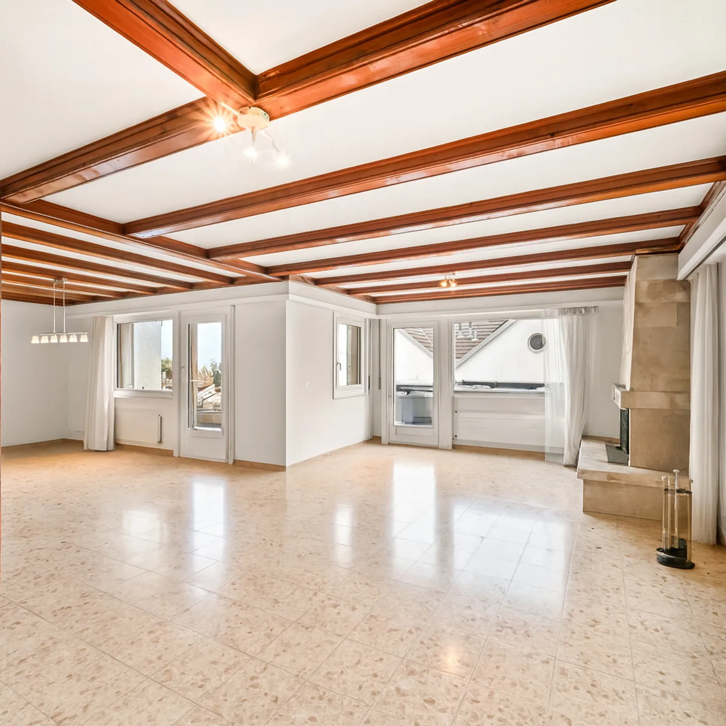 Familienvilla mit Schwimmbad und freiem Blick auf den See in Ecublens - Foto 3 von 13