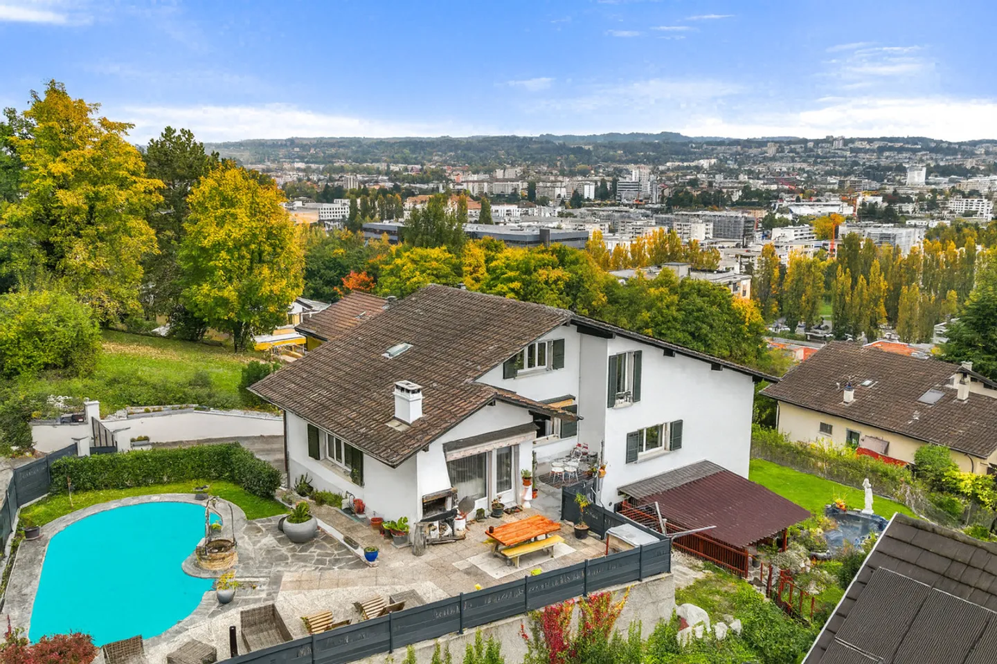 Familienvilla mit Schwimmbad und freiem Blick auf den See in Ecublens - Foto 1 von 13