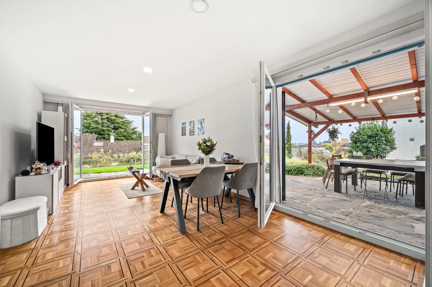 Familienvilla mit Schwimmbad und freiem Blick auf den See in Ecublens - Foto 9 von 13