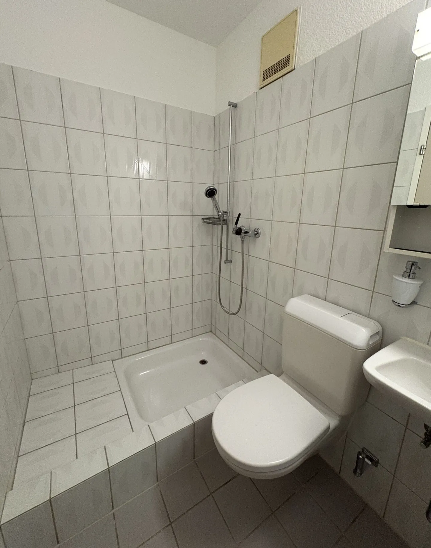Spacious 4.5 room apartment including parking space in underground garage for rent - Photo 5 of 7