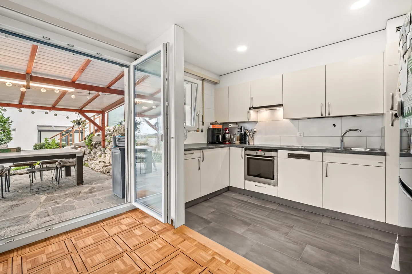 Familienvilla mit Schwimmbad und freiem Blick auf den See in Ecublens - Foto 10 von 13