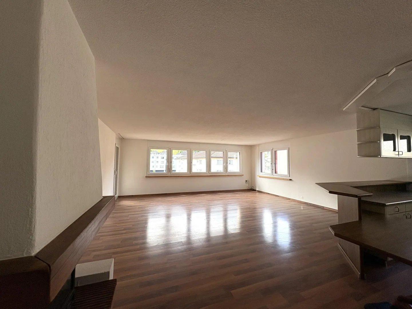 Spacious 4.5 room apartment including parking space in underground garage for rent - Photo 2 of 7
