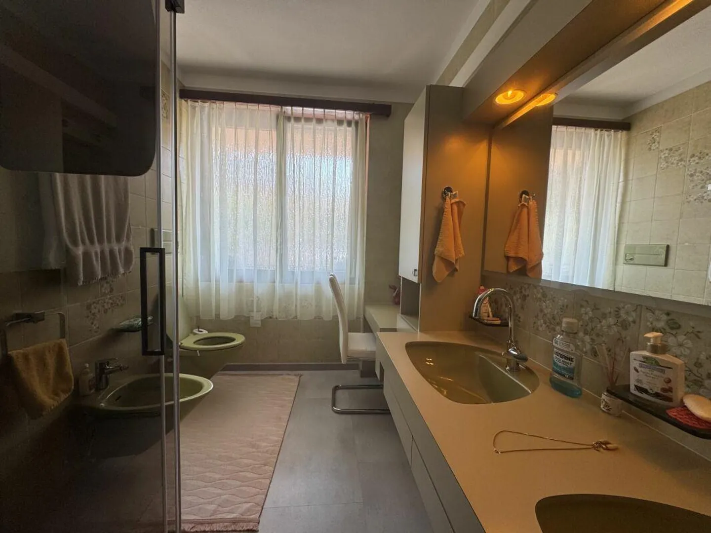 Proprietà unica con due ampi appartamenti e spazio commerciale - Foto 8 di 8