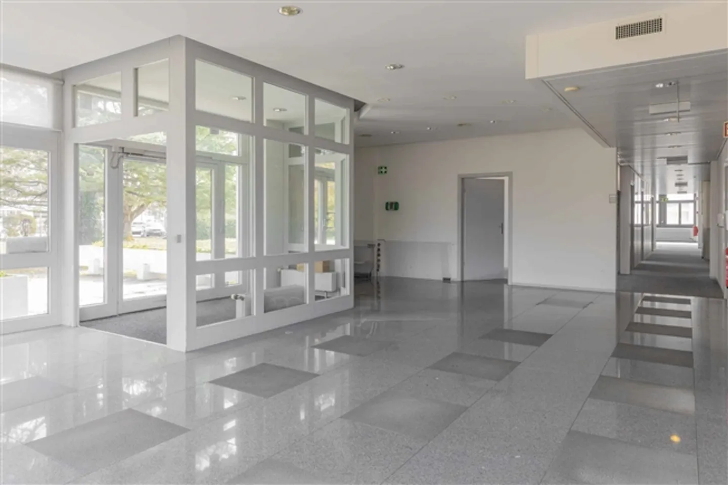 Vielseitiges Mehrzweckgebäude - Foto 2 von 13