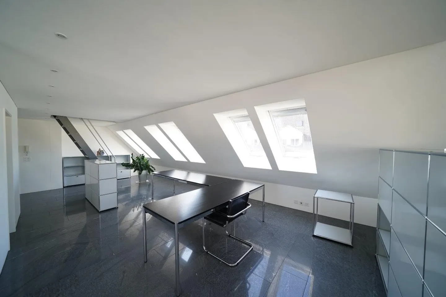 Attractive loft apartment in the attic including 3 underground parking spaces - Photo 3 of 9
