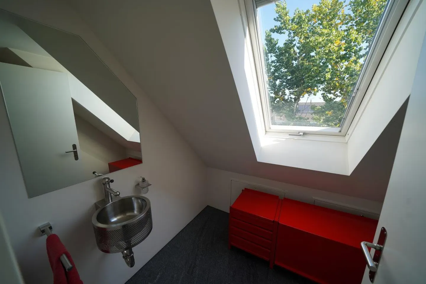 Attractive loft apartment in the attic including 3 underground parking spaces - Photo 8 of 9
