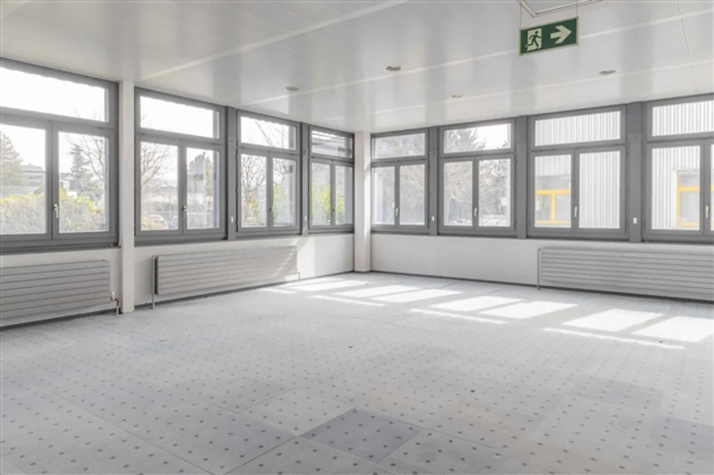 Vielseitiges Mehrzweckgebäude - Foto 5 von 13