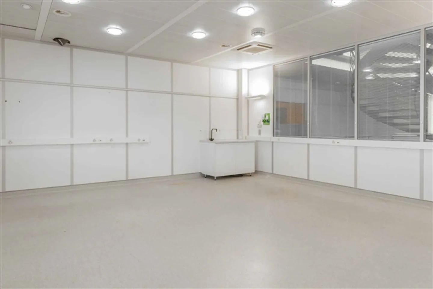 Vielseitiges Mehrzweckgebäude - Foto 6 von 13