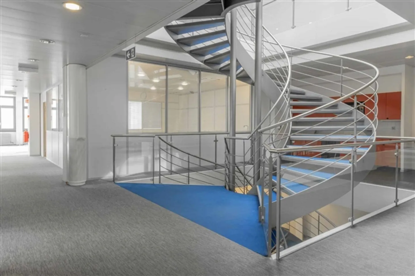 Vielseitiges Mehrzweckgebäude - Foto 3 von 13