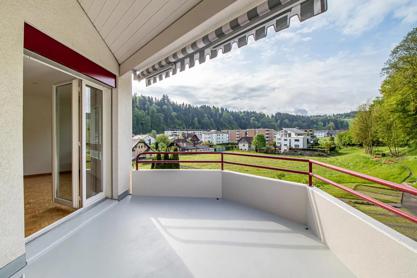 Comfortable 4.5-room apartment in the green - Photo 4 of 11