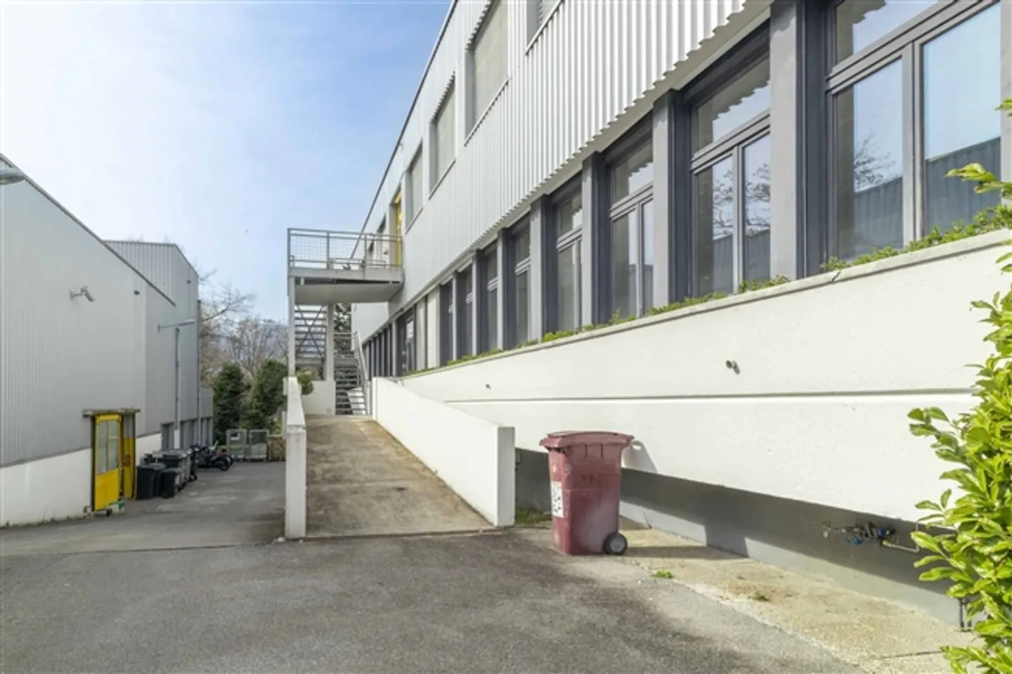 Vielseitiges Mehrzweckgebäude - Foto 10 von 13