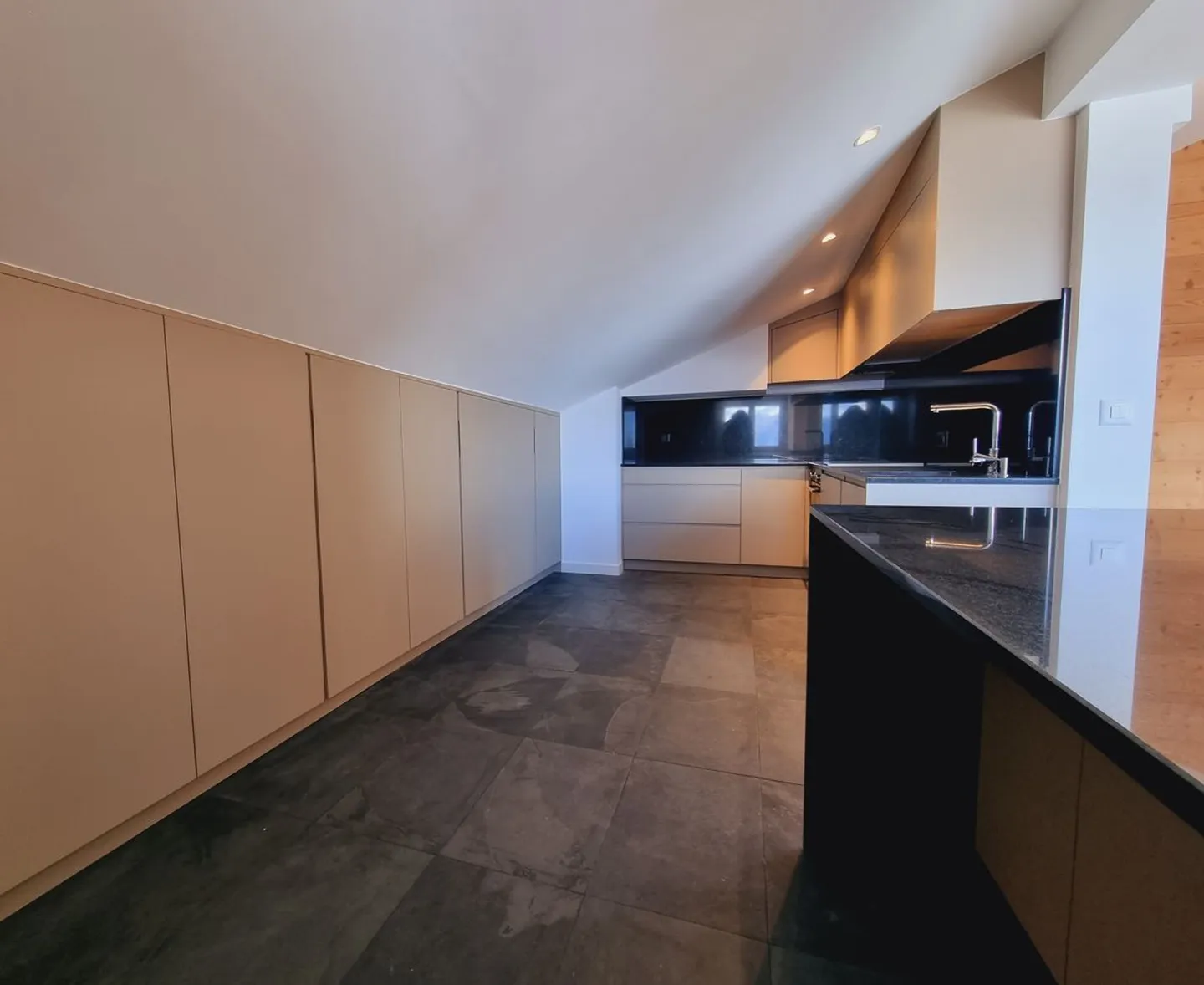 Fully renovated 4.5-room apartment with stunning views, just 10 minutes' walk from the center of Montana / Ref. 1007-610 - Photo 4 of 13