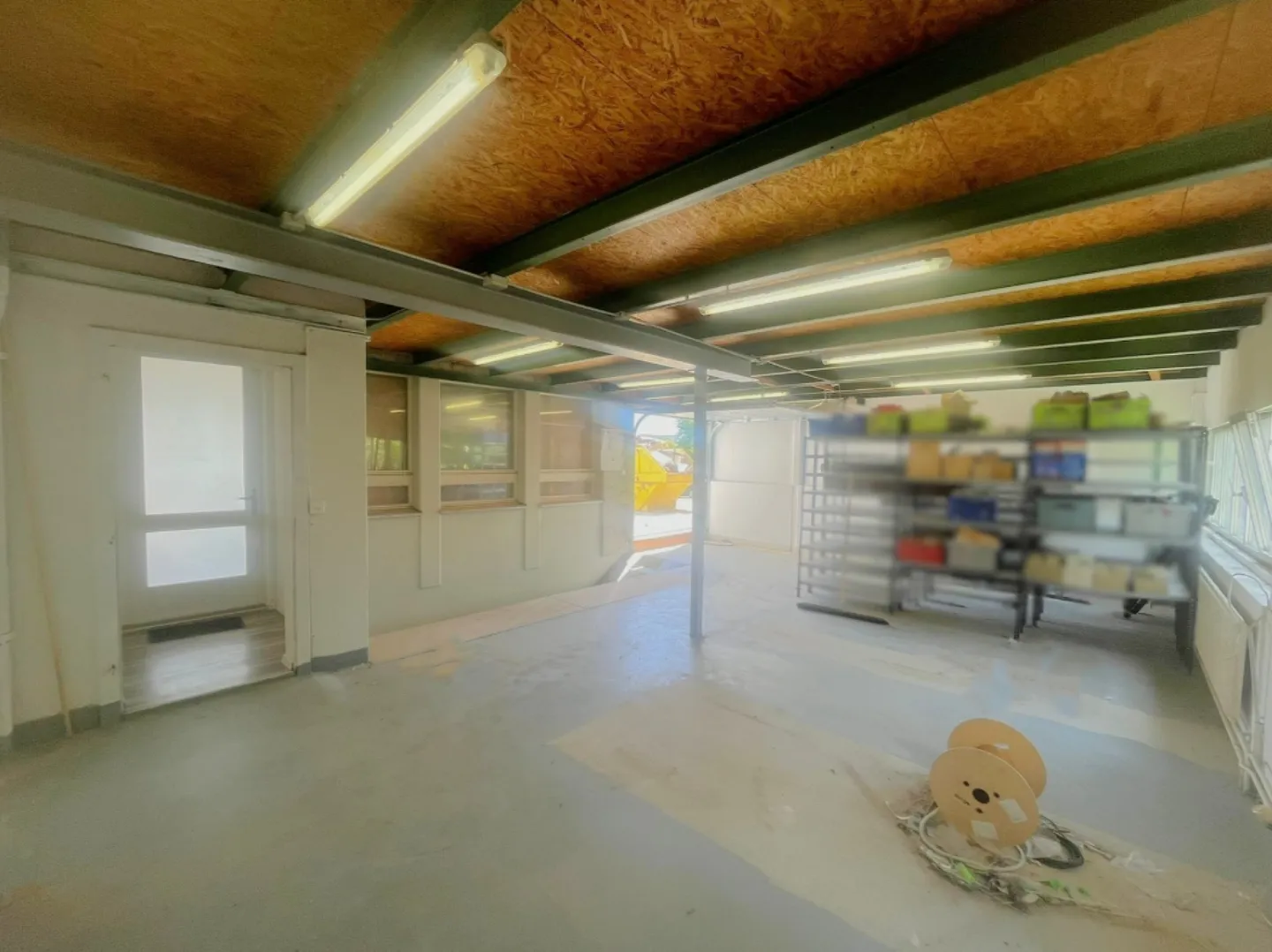Magazzino attraente in una posizione ideale! - Foto 2 di 7