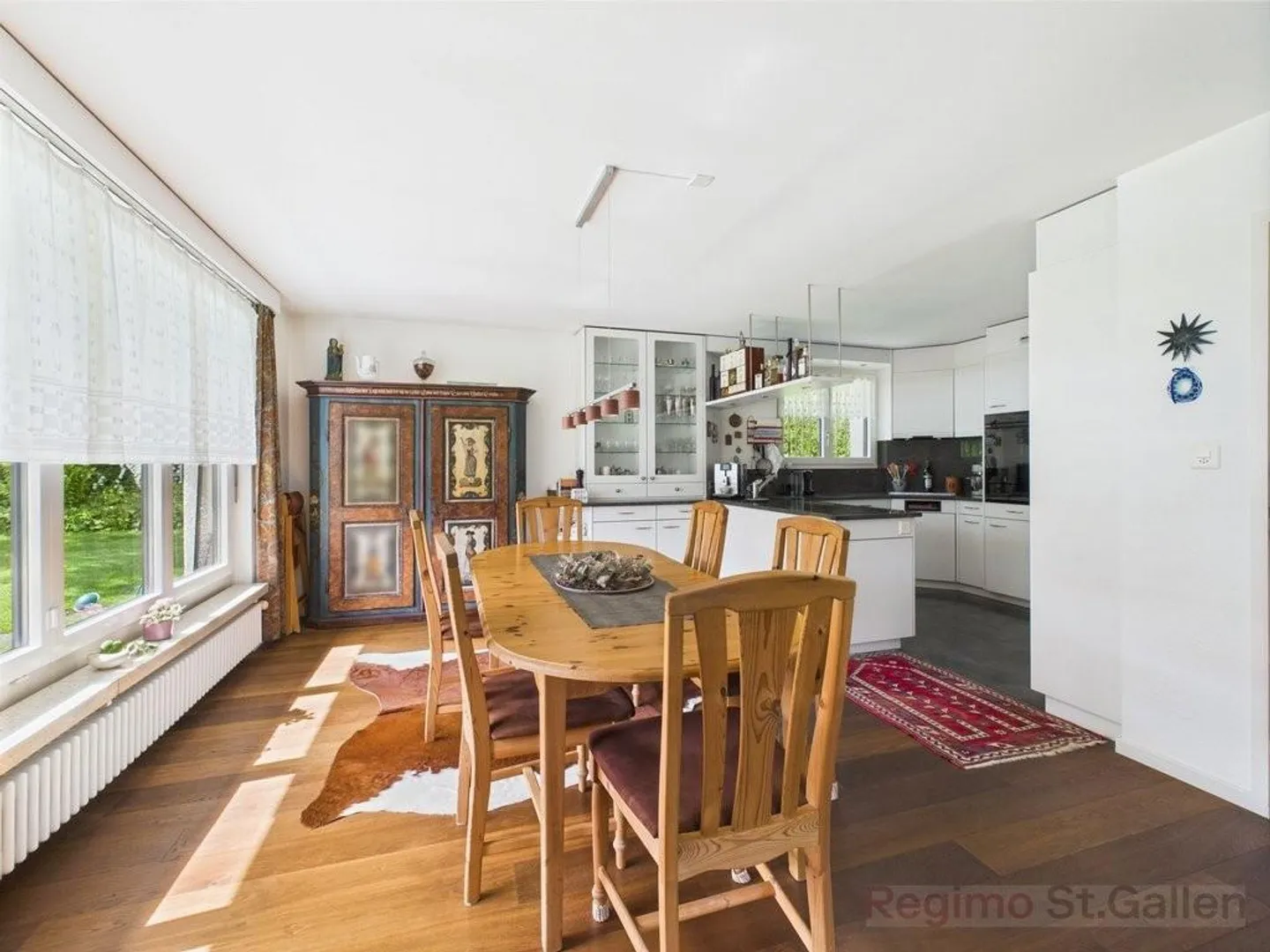 Casa unifamiliare con piscina e molto spazio esterno - Foto 2 di 10
