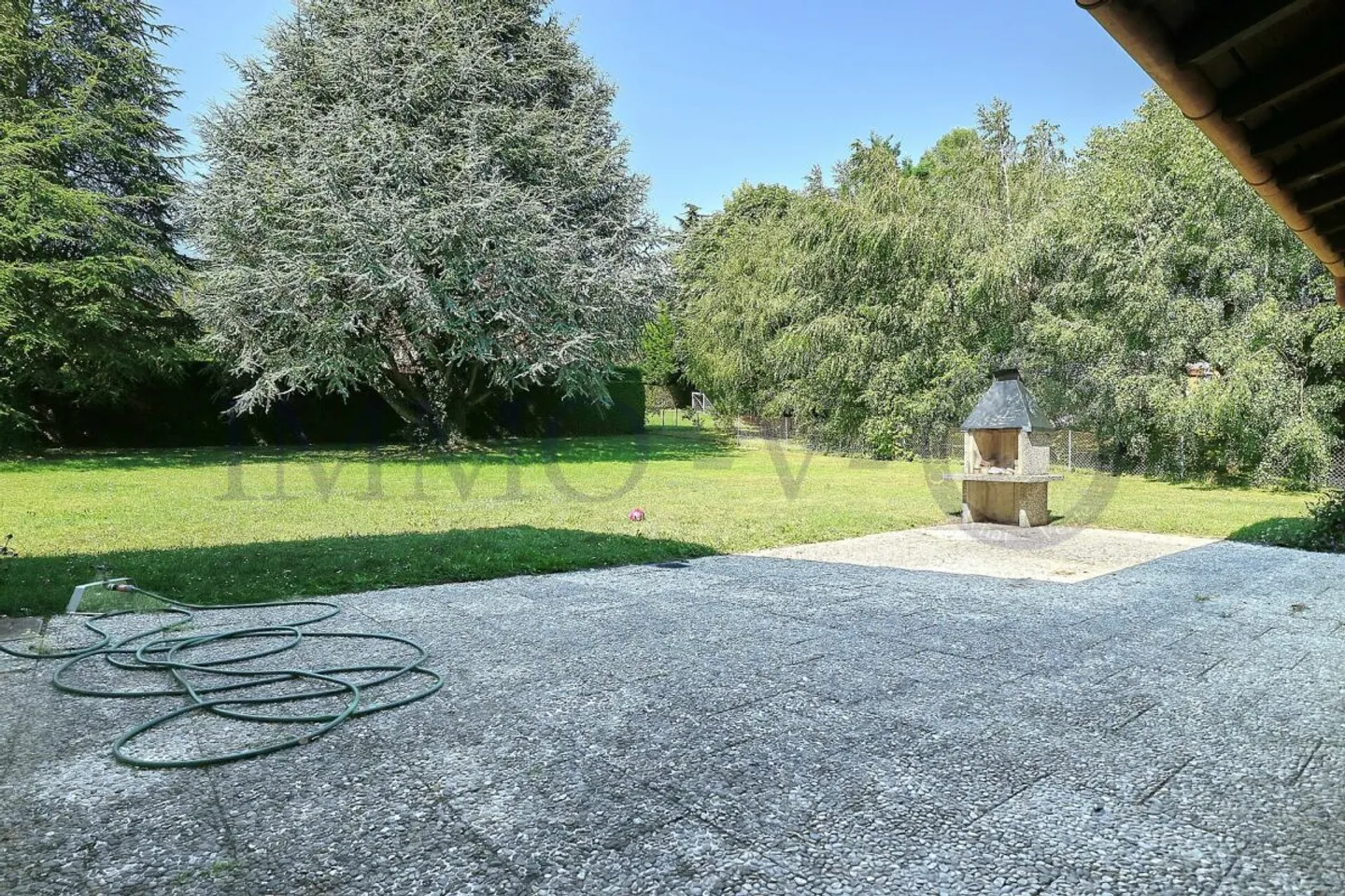 Spacious Villa with Idyllic Garden - Photo 5 of 11