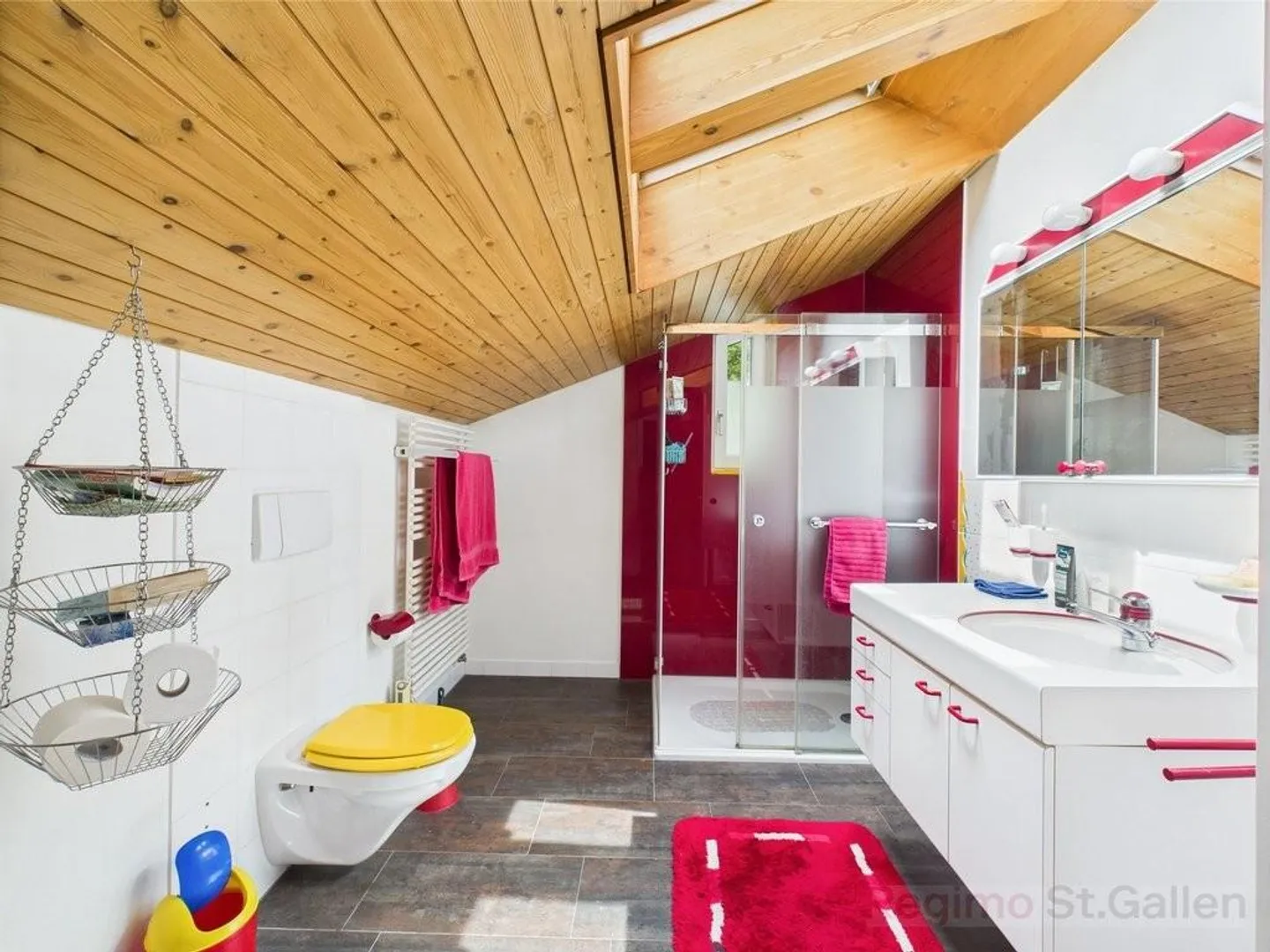 Casa unifamiliare con piscina e molto spazio esterno - Foto 5 di 10