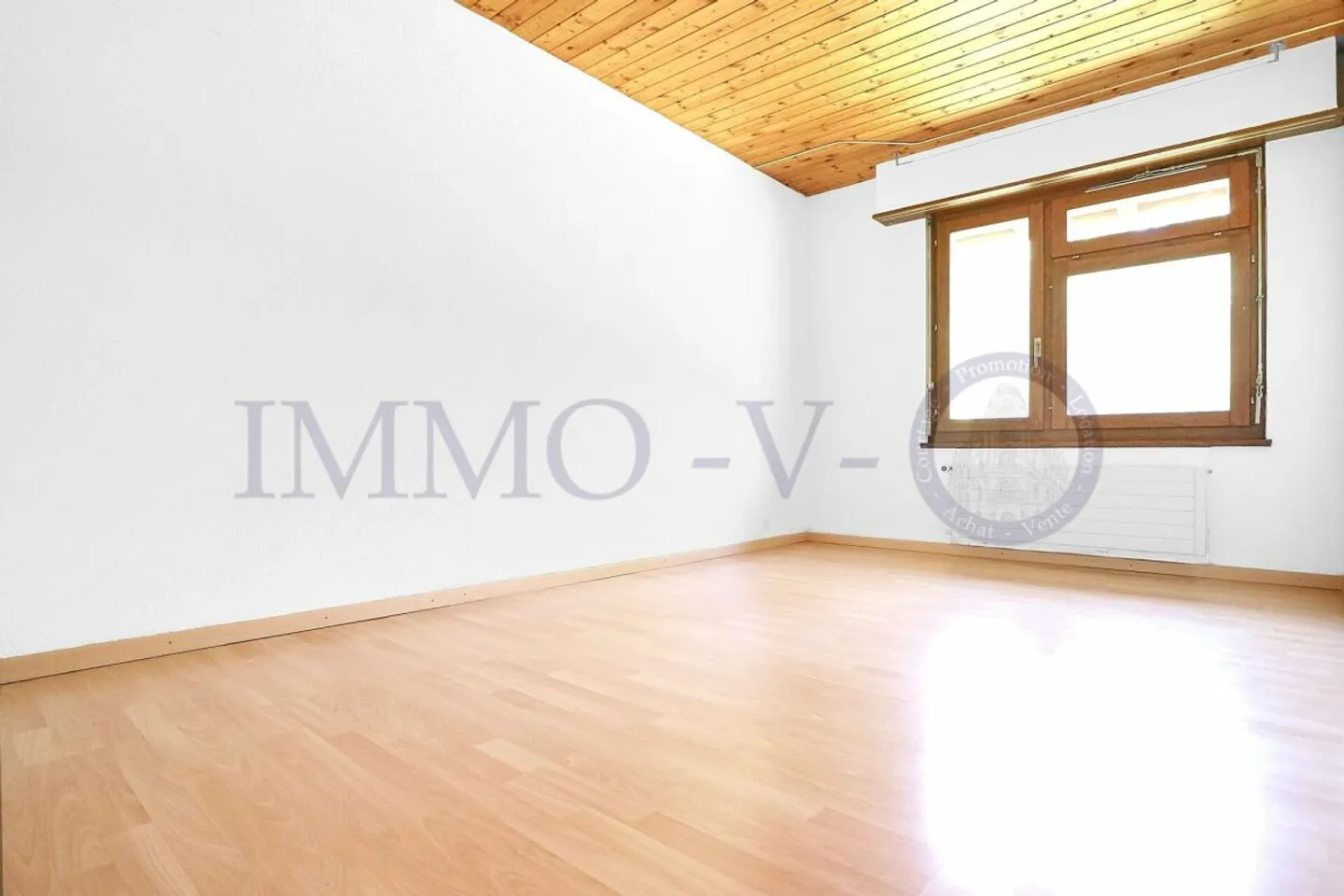 Spacious Villa with Idyllic Garden - Photo 9 of 11