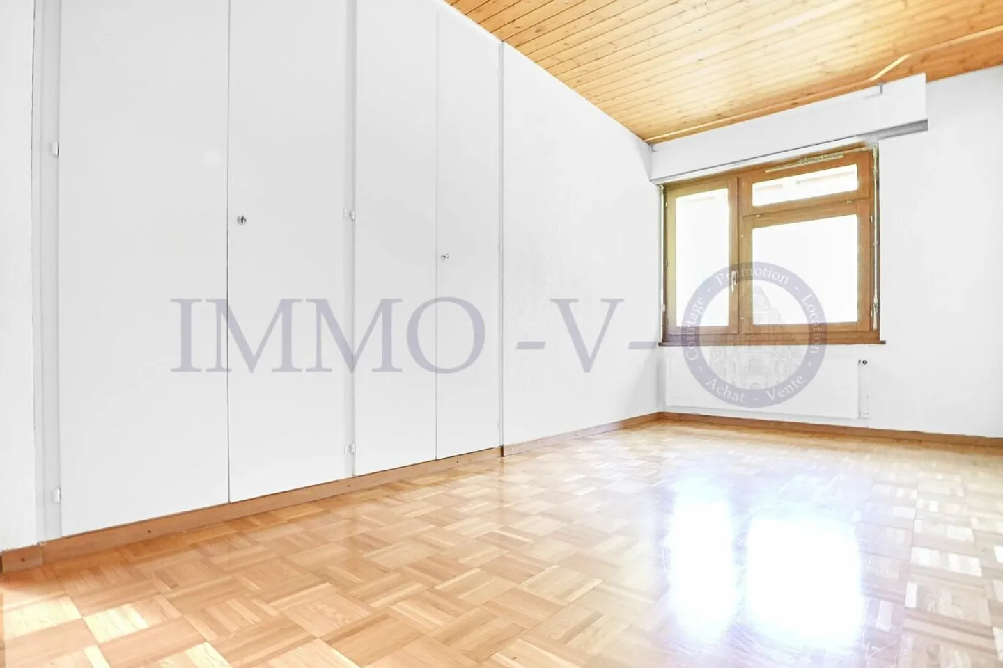 Spacious Villa with Idyllic Garden - Photo 10 of 11