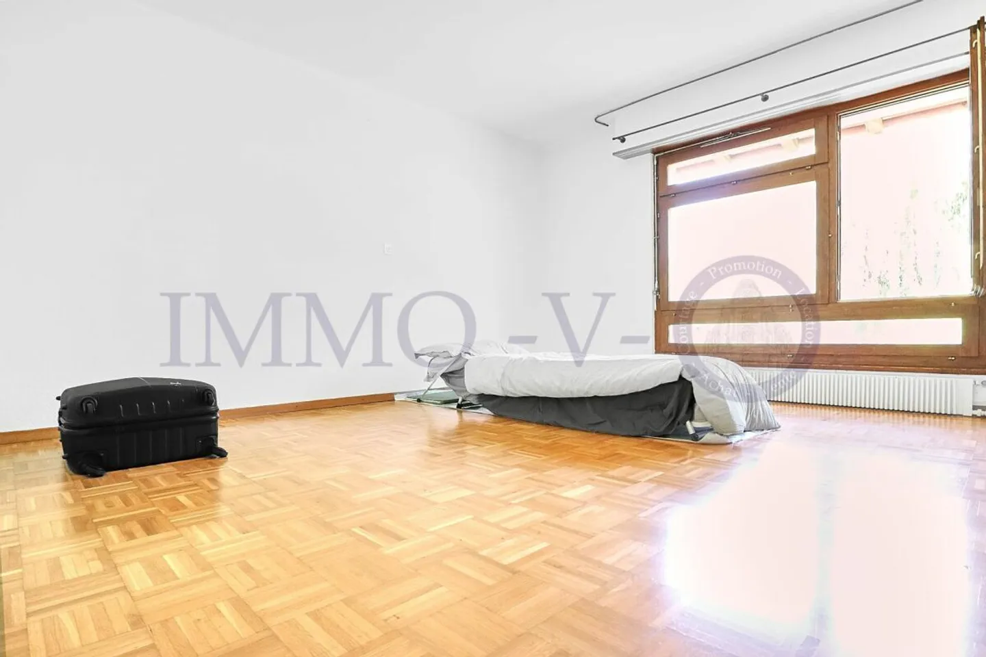 Spacious Villa with Idyllic Garden - Photo 7 of 11