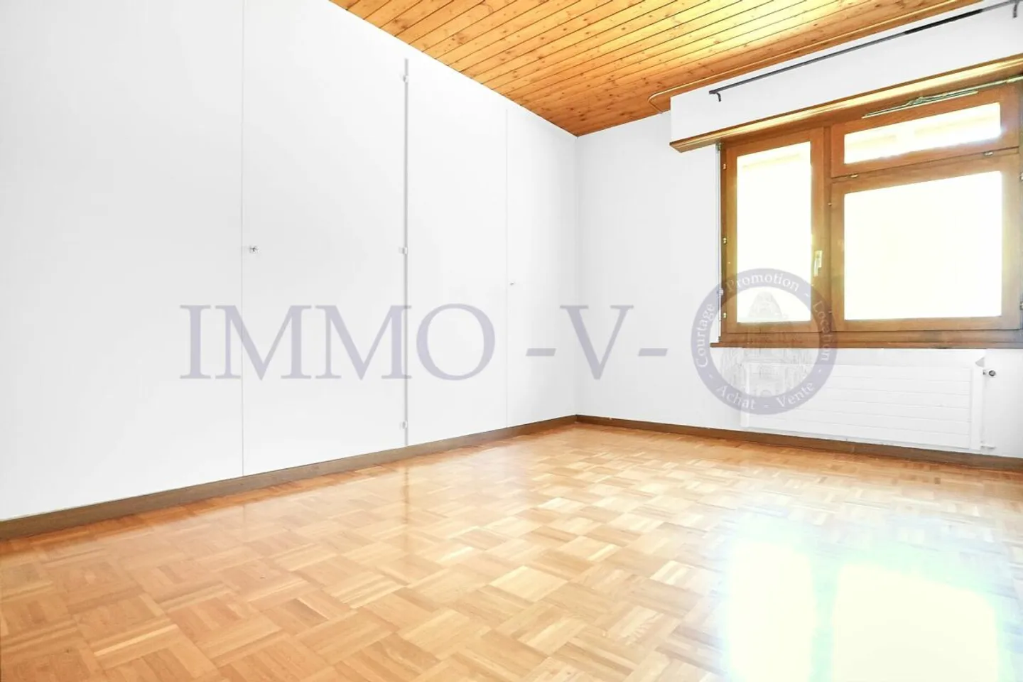 Spacious Villa with Idyllic Garden - Photo 8 of 11