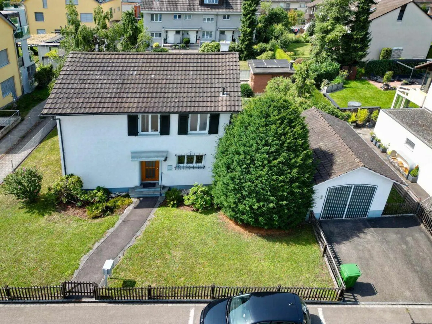 Casa unifamiliare attraente - grande giardino, piscina con pergola, garage e posto auto - Foto 2 di 13