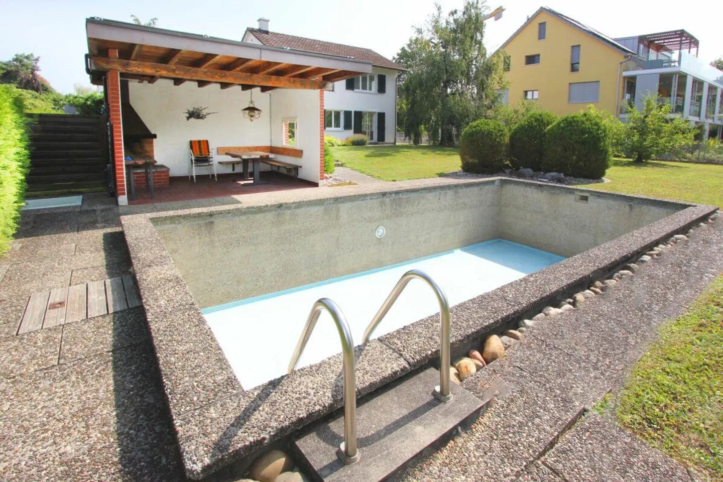 Casa unifamiliare attraente - grande giardino, piscina con pergola, garage e posto auto - Foto 8 di 13