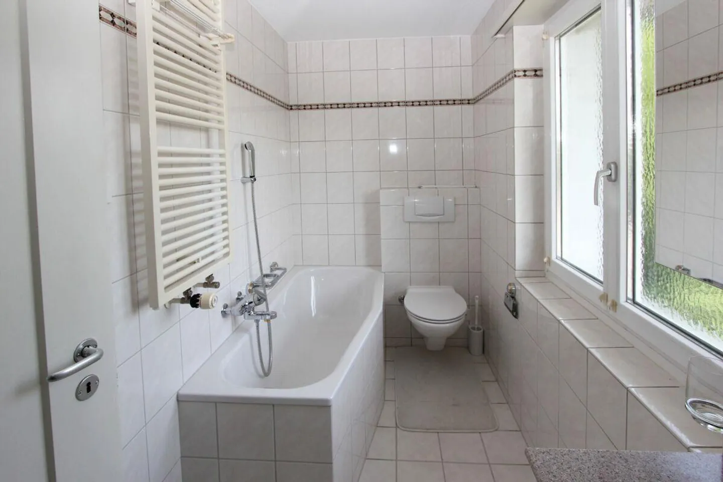 Casa unifamiliare attraente - grande giardino, piscina con pergola, garage e posto auto - Foto 13 di 13