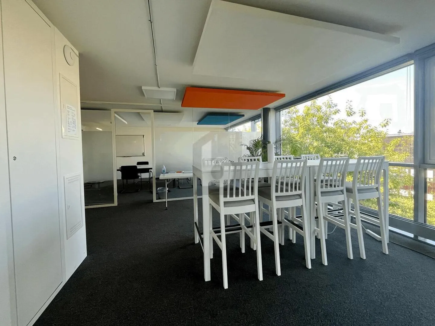 HELL, MODERN AND CENTRALLY LOCATED - Photo 2 of 6