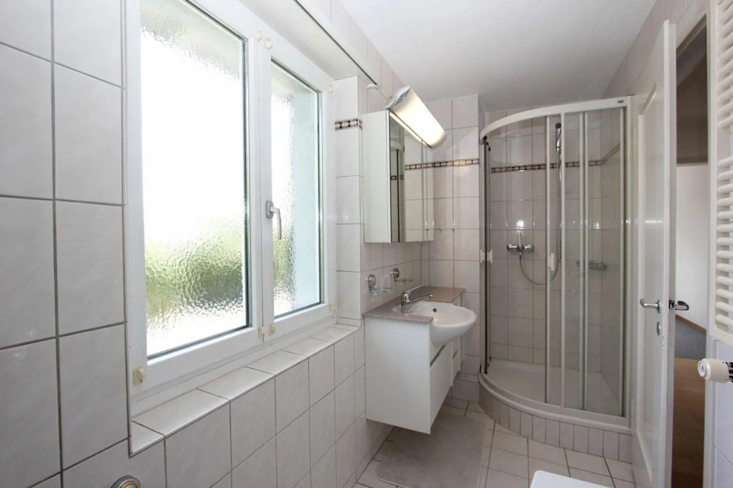 Casa unifamiliare attraente - grande giardino, piscina con pergola, garage e posto auto - Foto 12 di 13