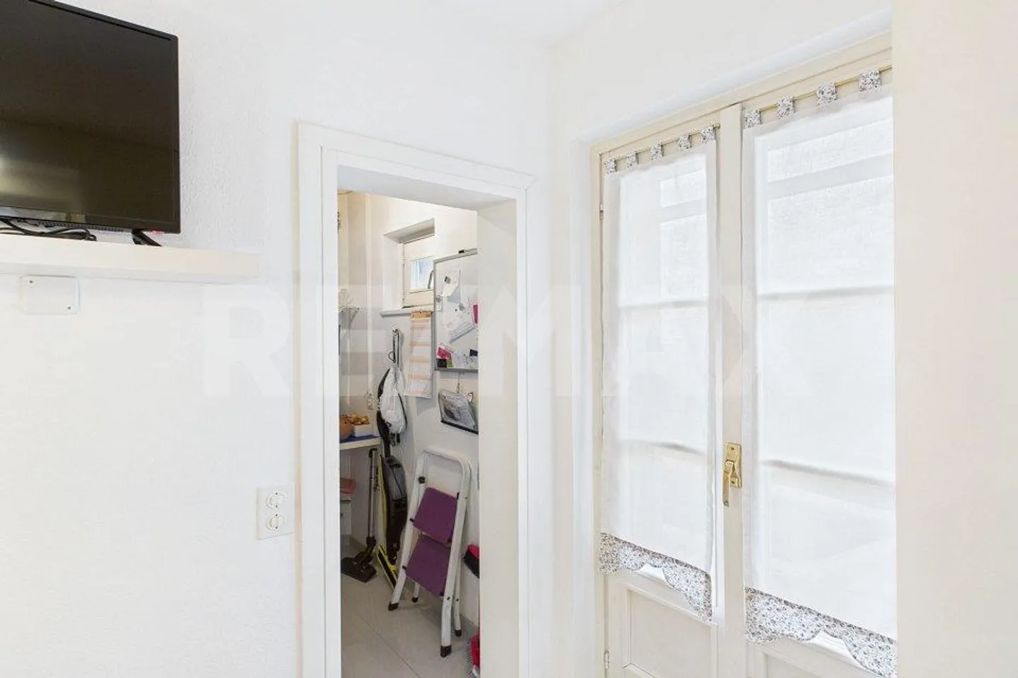 Villa Elegante con Piscina, Foresta Privata e Vista Verde - Foto 7 di 13