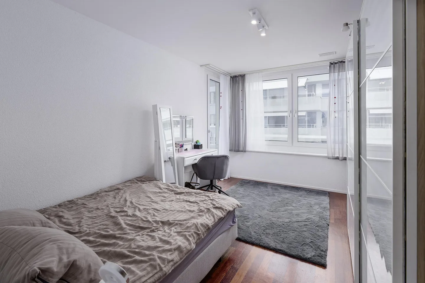 Confort de vie avec deux balcons - Photo 4 sur 8