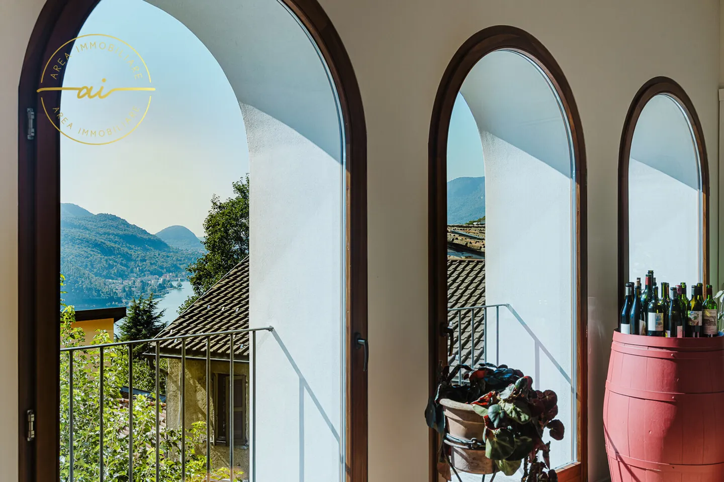 Prestigious building with three independent residential units in the heart of Vico Morcote - Photo 1 of 13