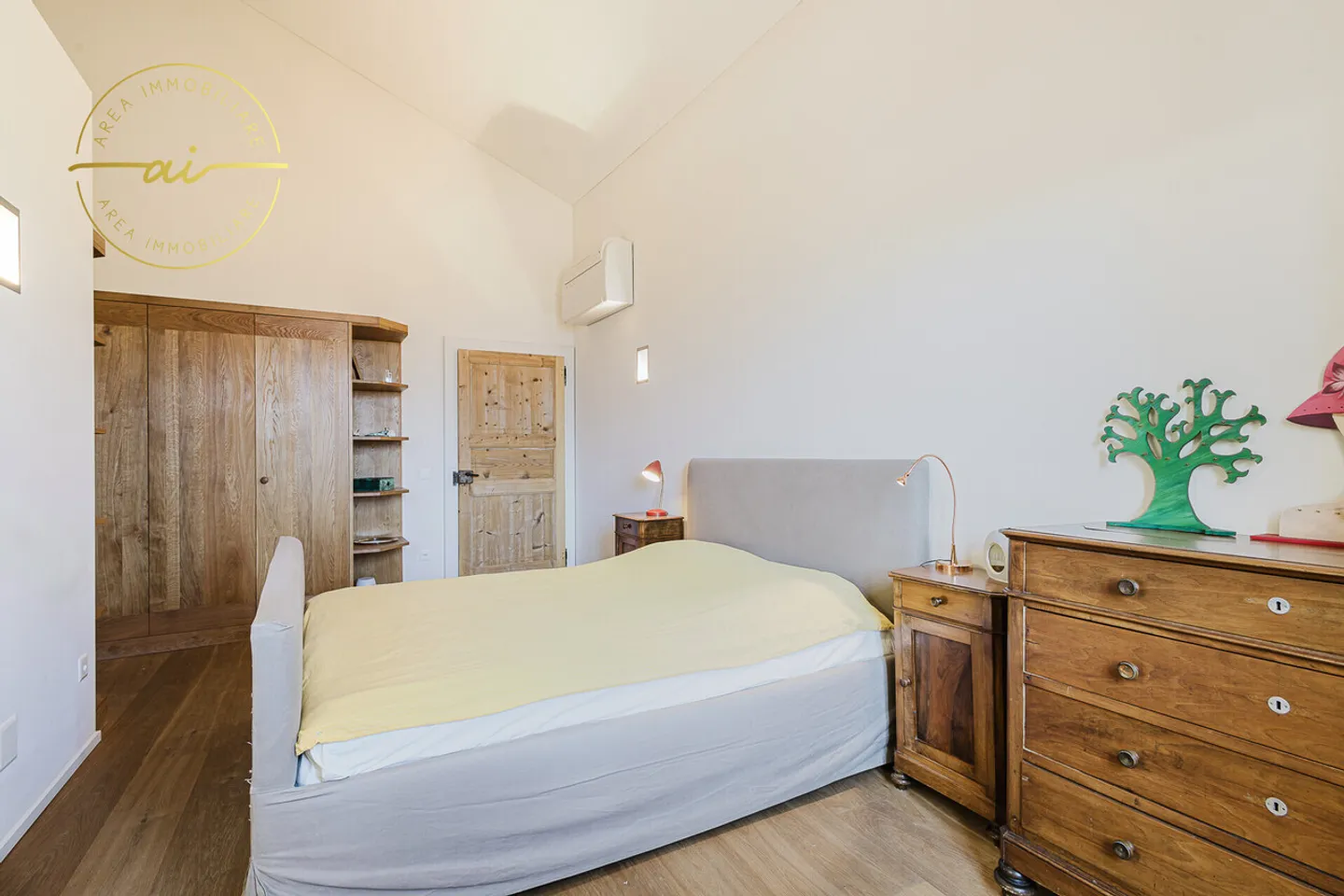 Prestigious building with three independent residential units in the heart of Vico Morcote - Photo 2 of 13