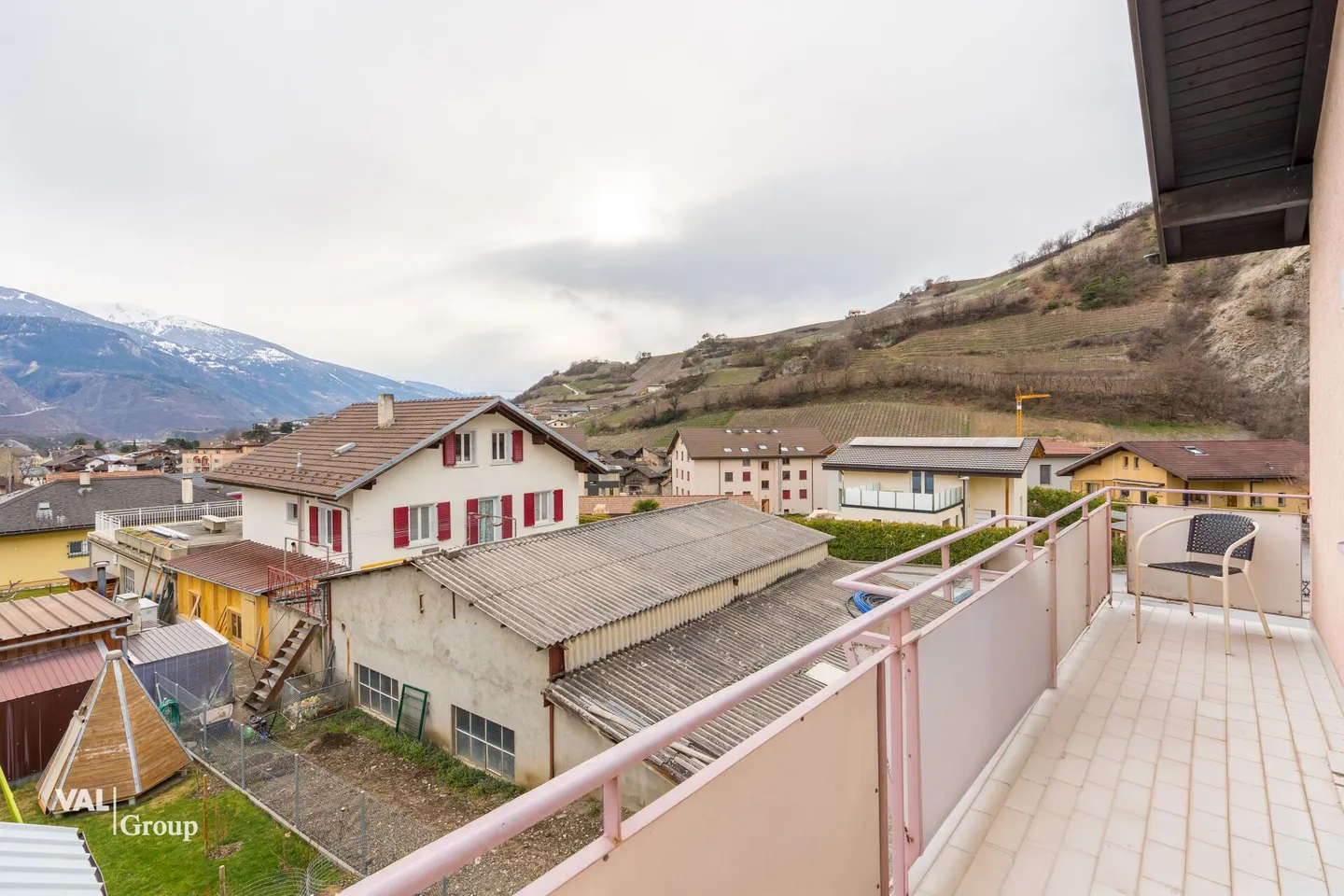 Miracle d'espace avec charme ? Duplex de 6,5 pièces au cœur de Salgesch - Photo 9 sur 10