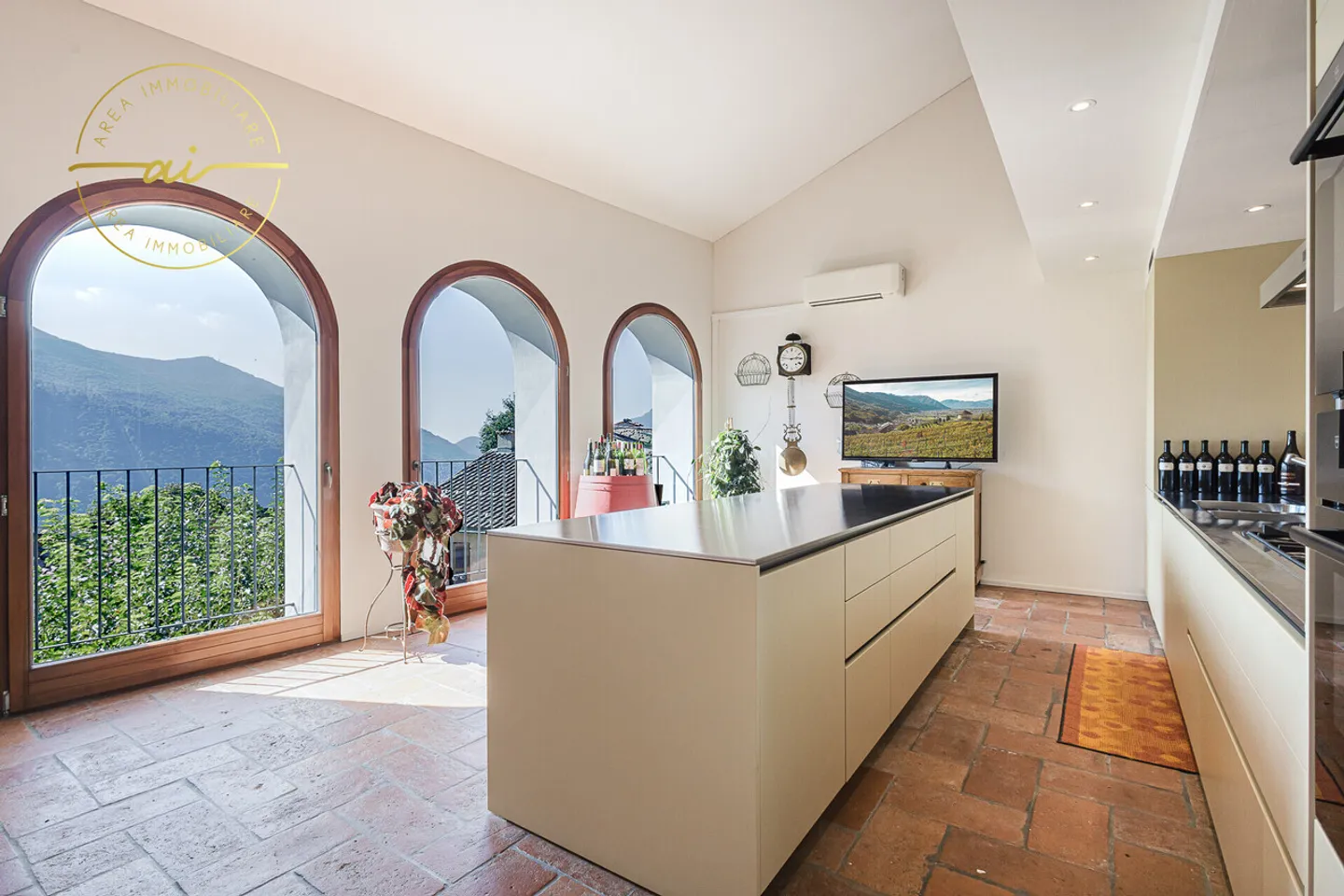 Prestigious building with three independent residential units in the heart of Vico Morcote - Photo 9 of 13