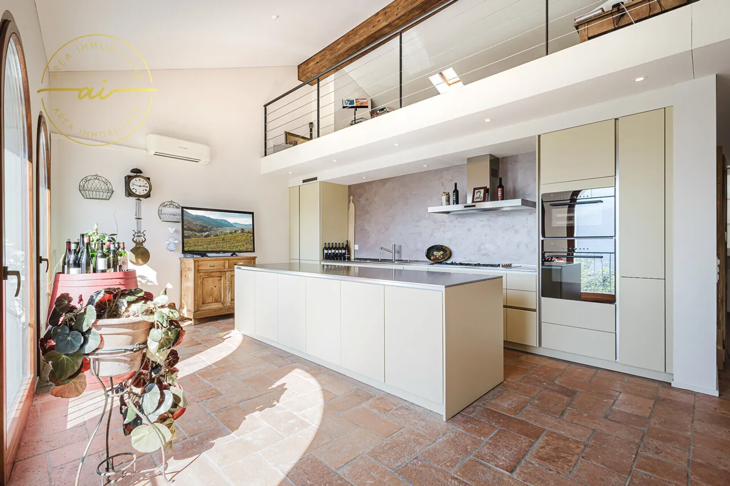 Prestigious building with three independent residential units in the heart of Vico Morcote - Photo 10 of 13