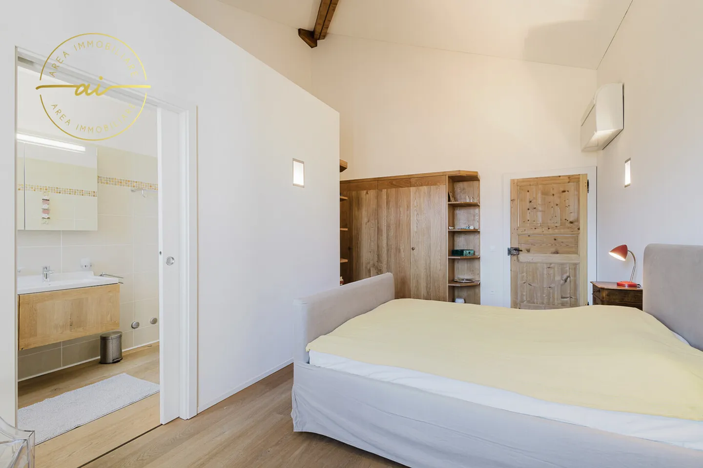 Prestigious building with three independent residential units in the heart of Vico Morcote - Photo 3 of 13