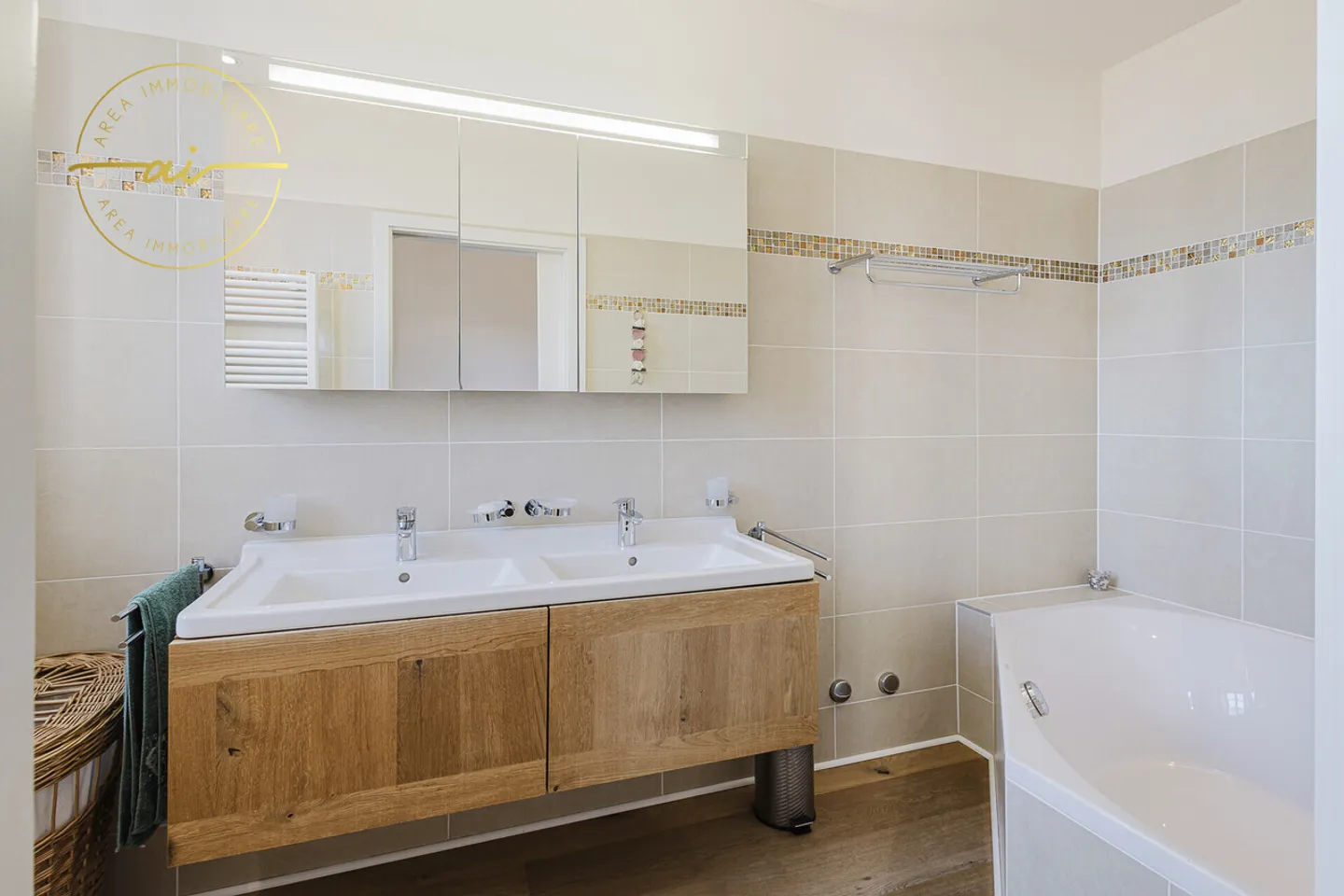 Prestigious building with three independent residential units in the heart of Vico Morcote - Photo 5 of 13
