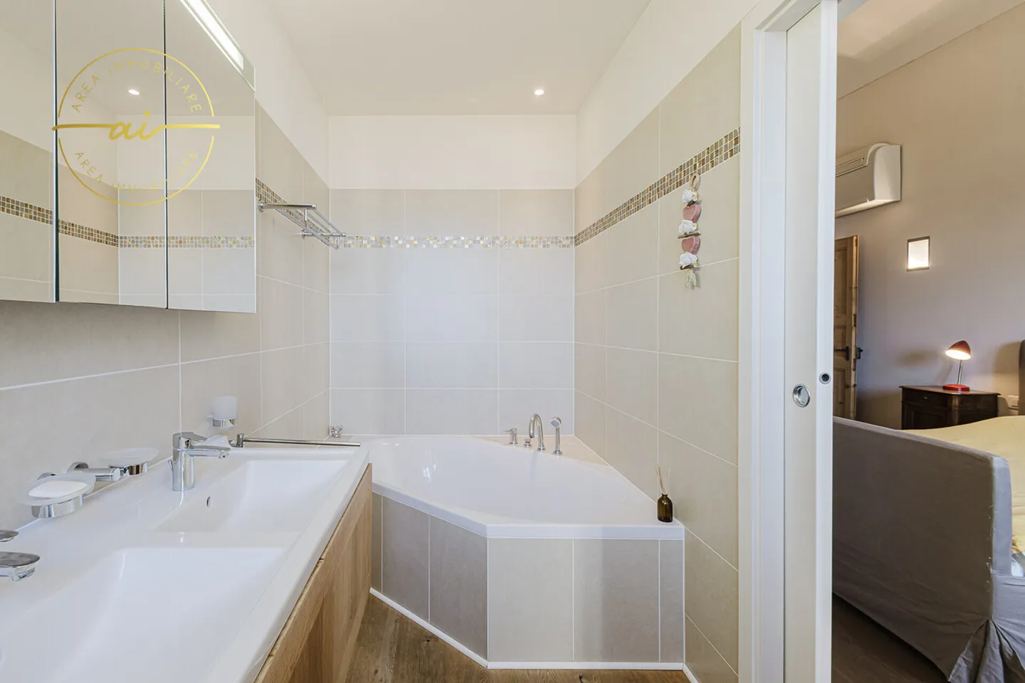 Prestigious building with three independent residential units in the heart of Vico Morcote - Photo 6 of 13