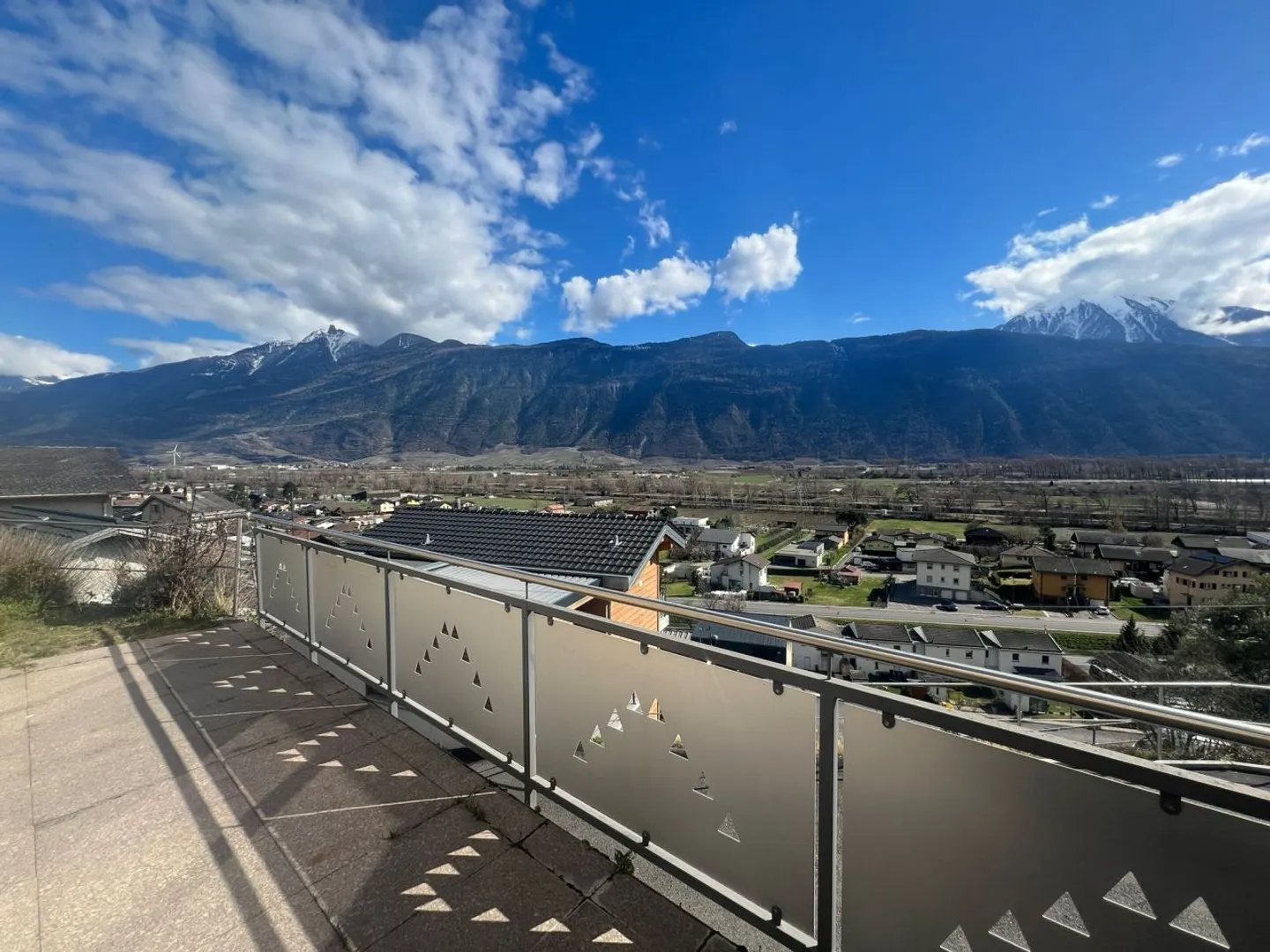 Beautiful and nearly new terraced house with 5.5 rooms and breathtaking views - Photo 2 of 13