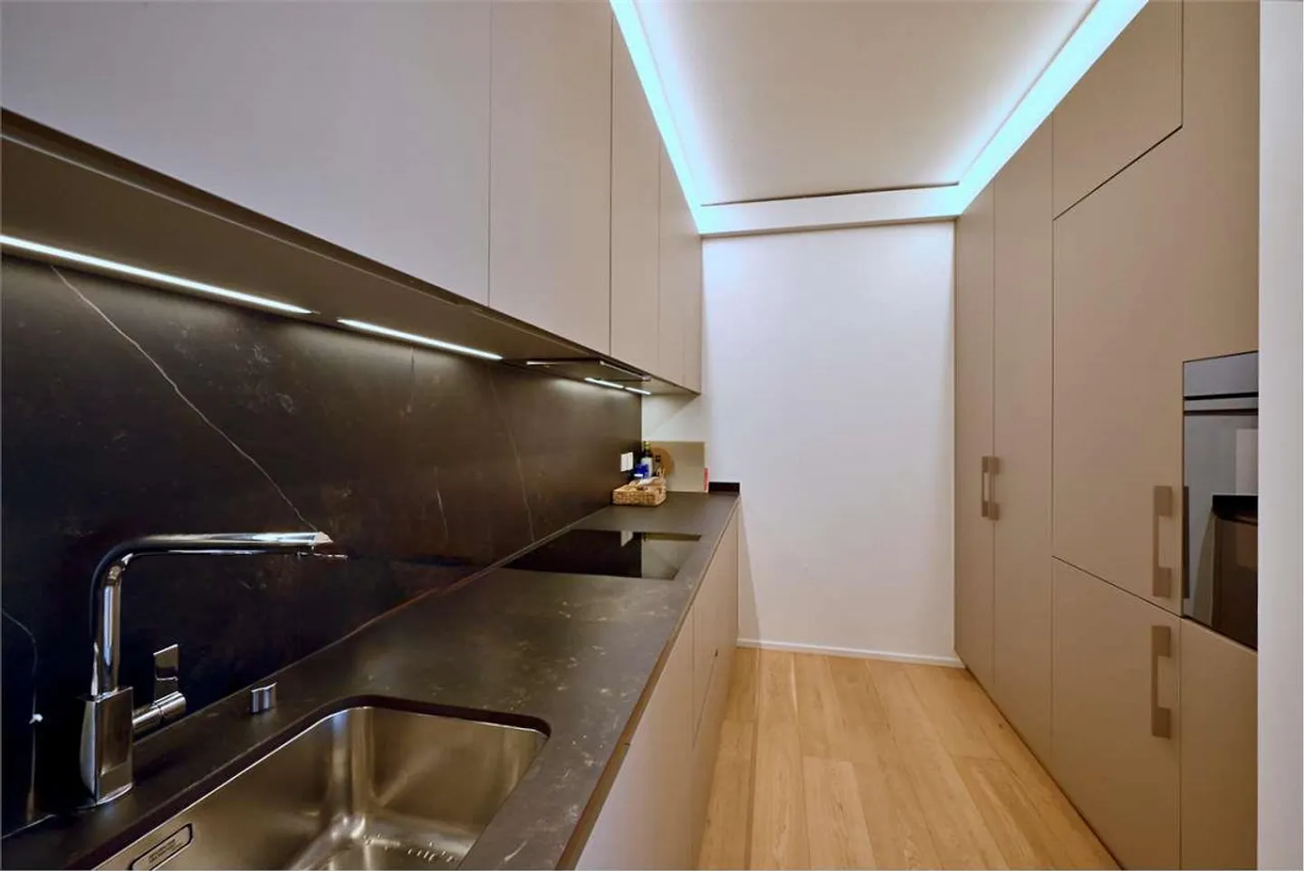 Appartamento moderno con grande terrazza - Foto 7 di 13
