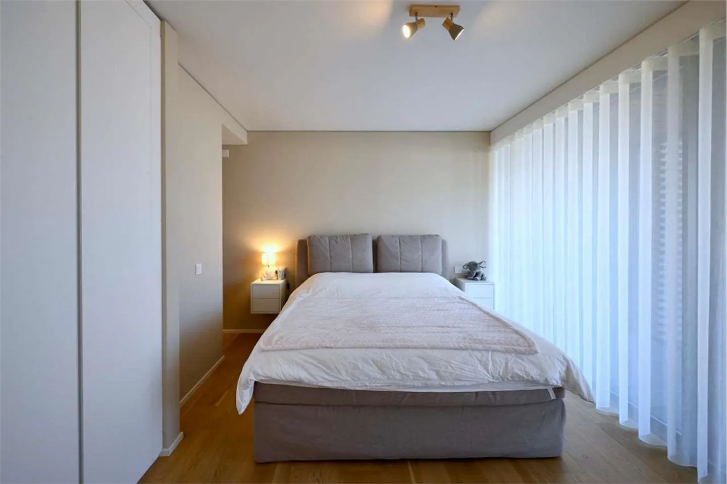 Appartamento moderno con grande terrazza - Foto 8 di 13