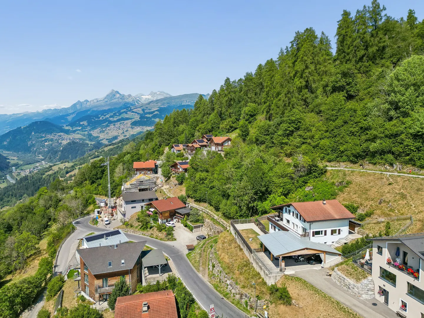 Propriété modernisée avec deux unités résidentielles et une vue imprenable sur la montagne - Photo 2 sur 13