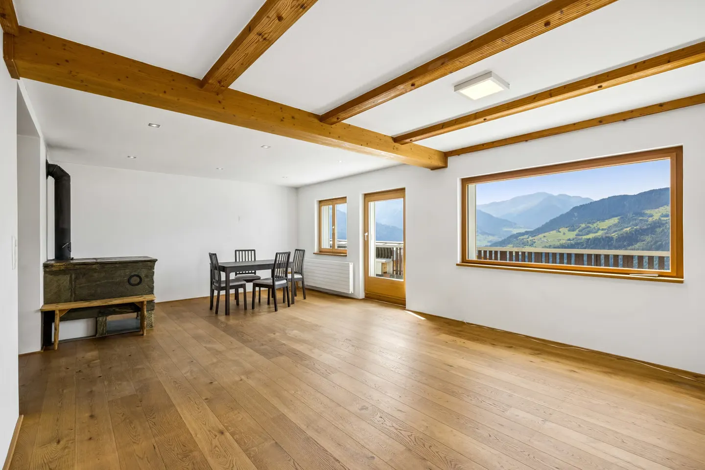 Propriété modernisée avec deux unités résidentielles et une vue imprenable sur la montagne - Photo 4 sur 13