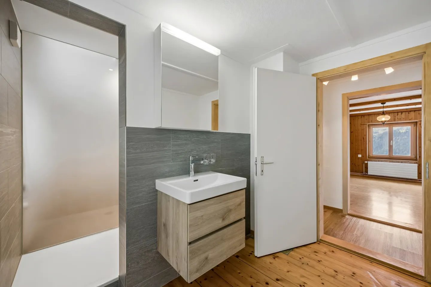 Propriété modernisée avec deux unités résidentielles et une vue imprenable sur la montagne - Photo 9 sur 13