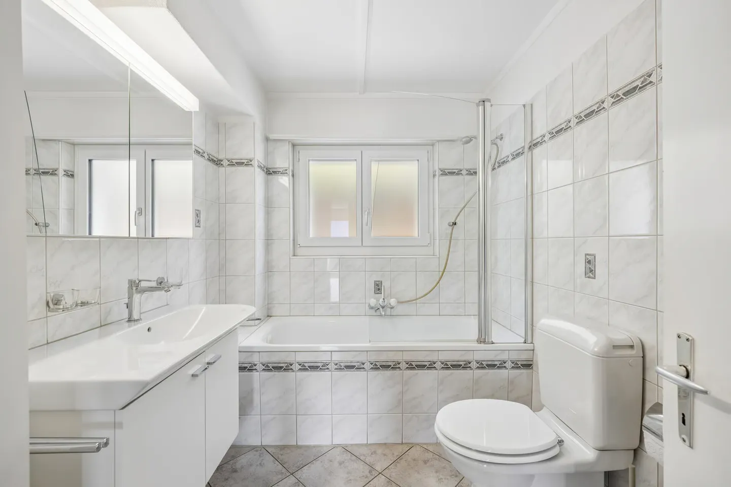 Propriété modernisée avec deux unités résidentielles et une vue imprenable sur la montagne - Photo 12 sur 13