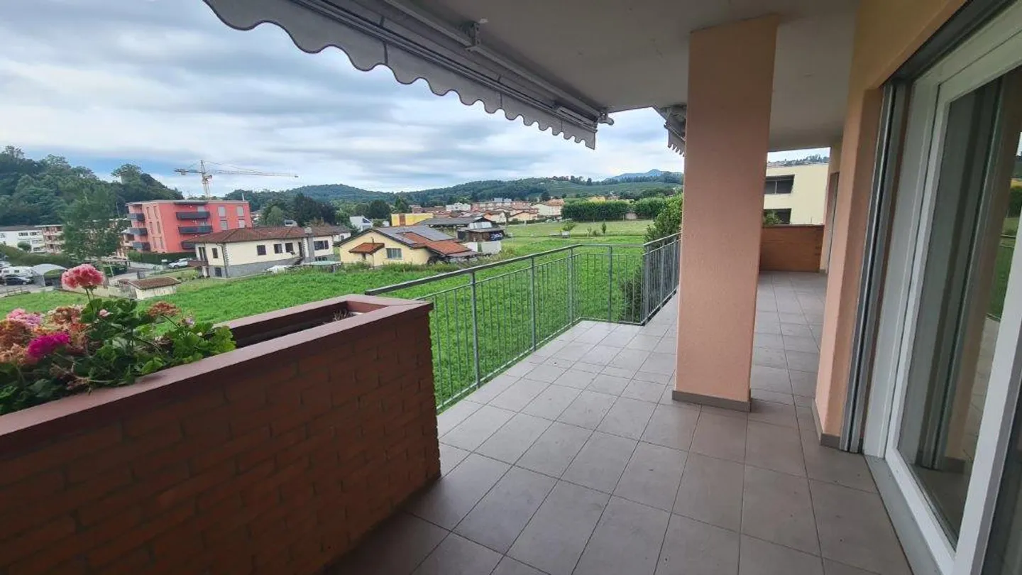 MENDRISIO: LARGE 4.5-ROOM APARTMENT WITH PORCH AND PRIVATE GARDEN - Photo 2 of 13