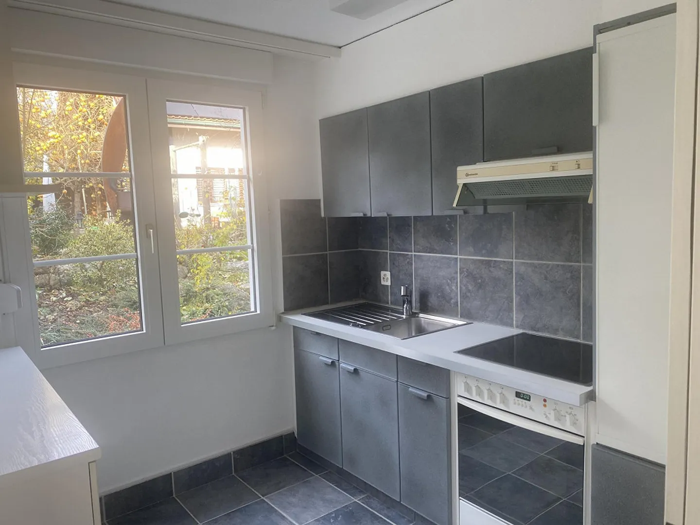 Appartement lumineux et ensoleillé de 2,5 pièces au rez-de-chaussée avec jardin privé à partir du 1er juillet - Photo 5 sur 13