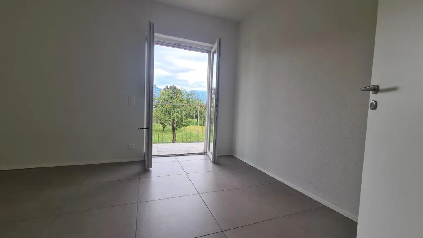 MENDRISIO: LARGE 4.5-ROOM APARTMENT WITH PORCH AND PRIVATE GARDEN - Photo 12 of 13