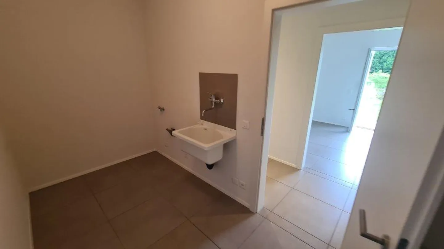 MENDRISIO: LARGE 4.5-ROOM APARTMENT WITH PORCH AND PRIVATE GARDEN - Photo 13 of 13